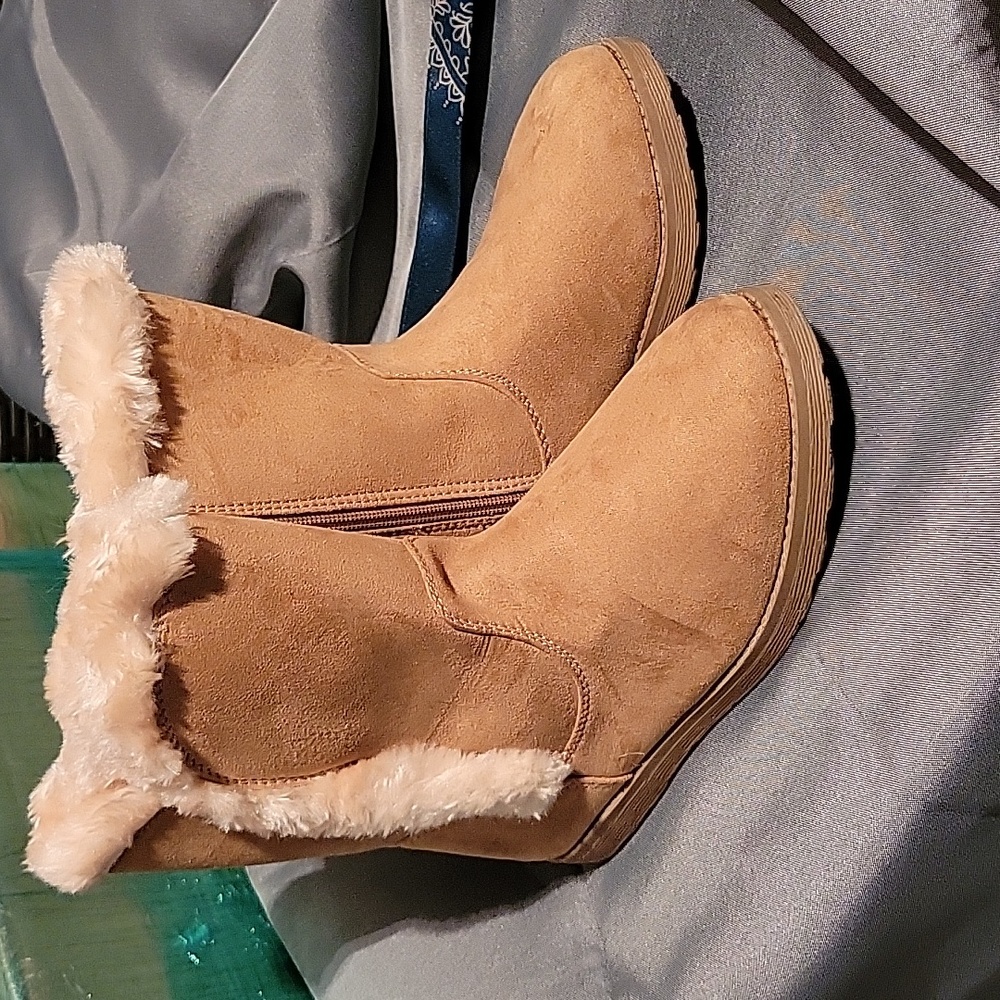 Nwt suede light brown boots